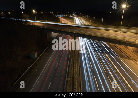 Frei fließende Autobahnverkehr nachts Fahrzeuge Trails auf der m25 m26 a21 zweispurige Kreuzung Überführung Brücke verlassen haben