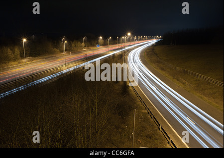 Frei fließende Autobahnverkehr nachts Fahrzeuge Trails auf der m25 m26 a21 zweispurige Kreuzung Überführung Brücke verlassen haben