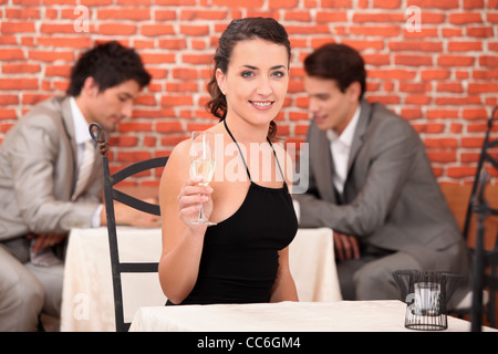 Frau mit einem Glas Champagner Stockfoto