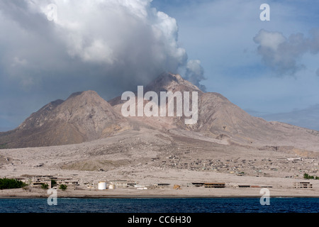 Rauchen Soufriere Hills Vulkan überragt der zerstörten ehemaligen Hauptstadt Stadt Plymouth, Montserrat Stockfoto