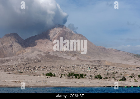 Rauchen Soufriere Hills Vulkan überragt der zerstörten ehemaligen Hauptstadt Stadt Plymouth, Montserrat Stockfoto