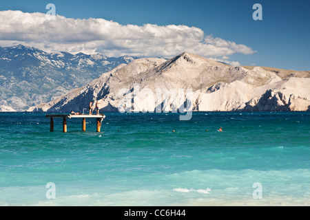 der Strand in der Stadt Baska auf der Insel Krk - Kroatien Stockfoto