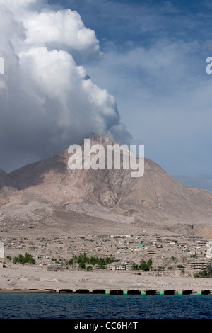 Rauchen Soufriere Hills Vulkan überragt der zerstörten ehemaligen Hauptstadt Stadt Plymouth, Montserrat Stockfoto