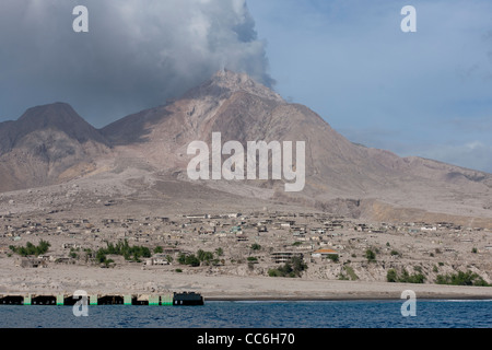 Rauchen Soufriere Hills Vulkan überragt der zerstörten ehemaligen Hauptstadt Stadt Plymouth, Montserrat Stockfoto