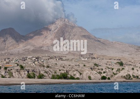 Smoking Soufriere Hills Vulkan überragt der zerstörten ehemaligen Hauptstadt Stadt Plymouth, begraben unter Asche und pyroklastischen Strom, Montserrat Stockfoto