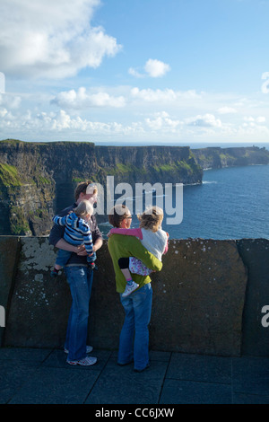 Familie genießen den Blick auf die Cliffs of Moher, Burren, County Clare, Irland. Stockfoto