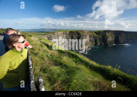 Touristen genießen den Blick auf die Cliffs of Moher, Burren, County Clare, Irland. Stockfoto