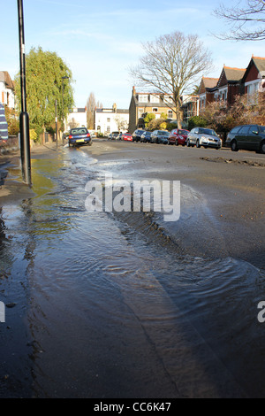 Wasserrohrbruch in Straße in London Stockfoto