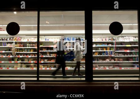 Supermarkt in der Nacht fotografiert von außerhalb Stockfoto