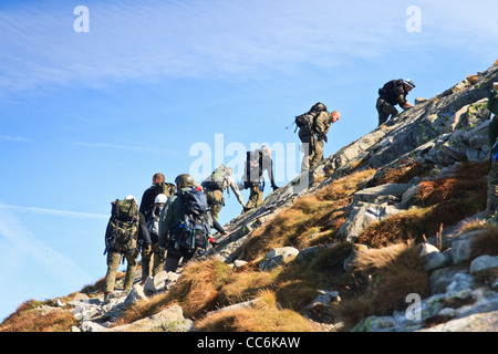 Gruppe von Bergsteigern auf einem Bergrücken. Tatra-Nationalpark, Polen. Stockfoto