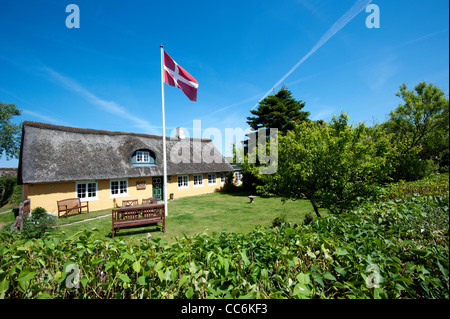 Haus und Garten mit dänischer Flagge in Sonderho, Fano Island, Dänemark, Skandinavien, Europa. Stockfoto