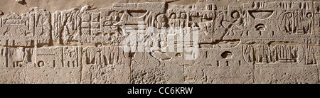 Panorama-Aufnahme des Reliefs auf den ersten Pylon am Tempel des Pharao Ramses III, Medinet Habu, West Bank, Luxor, Ägypten Stockfoto