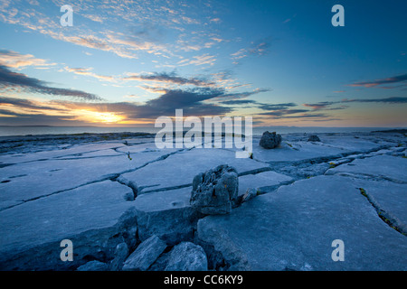 Sonnenuntergang über dem Kalkstein Pflaster der Burren, Fanore, County Clare, Irland. Stockfoto