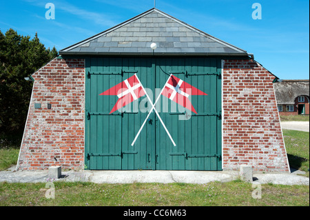 Haus mit dänischen Fahnen auf Tor in Sonderho, Fano Island, Dänemark, Skandinavien, Europa. Stockfoto