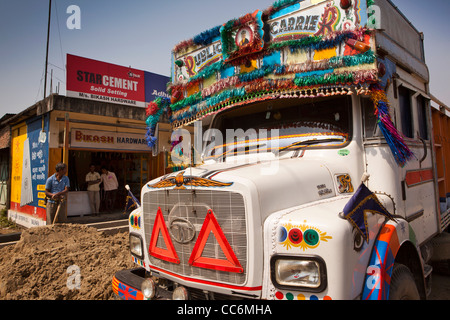 Indien, Assam, Balipari, bunt geschmückten auf Vorderseite des Tata Motors LKW Stockfoto