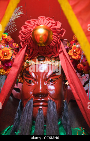 China, Hong Kong, Lantau, Fischerdorf Tai O, Kwan Tai Tempel, Tempelwächter Statue Stockfoto