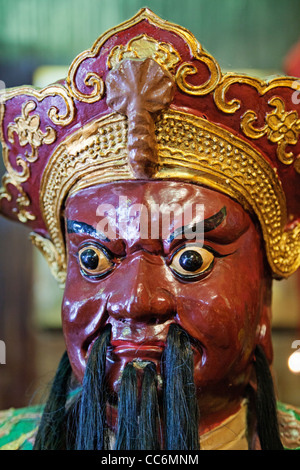 China, Hong Kong, Lantau, Fischerdorf Tai O, Kwan Tai Tempel, Tempelwächter Statue Stockfoto