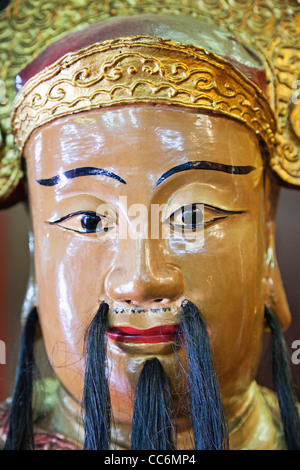 China, Hong Kong, Lantau, Fischerdorf Tai O, Kwan Tai Tempel, Tempelwächter Statue Stockfoto