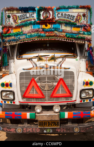 Indien, Assam, Balipari, bunte Dekoration auf der Vorderseite des Tata Motors LKW Stockfoto