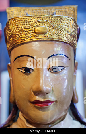China, Hong Kong, Lantau, Fischerdorf Tai O, Kwan Tai Tempel, Tempelwächter Statue Stockfoto