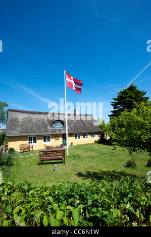 Haus und Garten mit dänischer Flagge in Sonderho, Fano Island, Dänemark, Skandinavien, Europa. Stockfoto