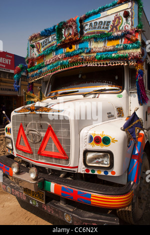 Indien, Assam, Balipari, verziert bunt Front von Tata Motors LKW Stockfoto