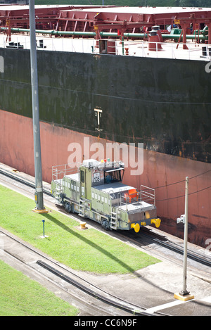 Schiff Transfer durch den Panamakanal mit Hilfe von einer Lokomotive, in Miraflores Schleusen, Panama Provinz, Republik Panama. Stockfoto