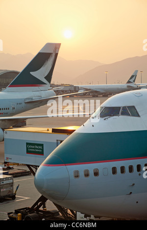 China, Hong Kong, Hong Kong International Airport, Cathay Pacific 747 Flugzeuge auf Asphalt Stockfoto
