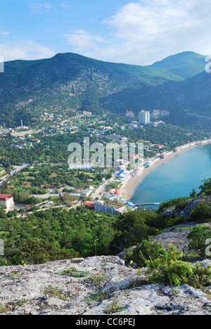 Stadt an der malerischen Küste. Stockfoto