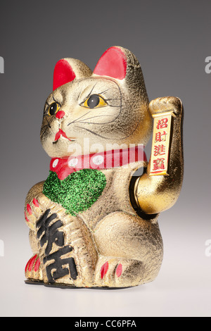 Maneki Neko, die verlockende Katze - japanische Glück Charme, mit Pfote Arm winken. Chinesisch gebildete Ornament. Stockfoto