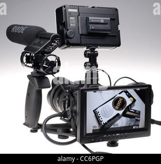 Sony Alpha 77 HD video Rig mit LED Kamera Spitzenlicht, Røde VideoMic Mikrofon und 7-Zoll großen HD-Monitor für Gestaltung Aufnahmen. Stockfoto