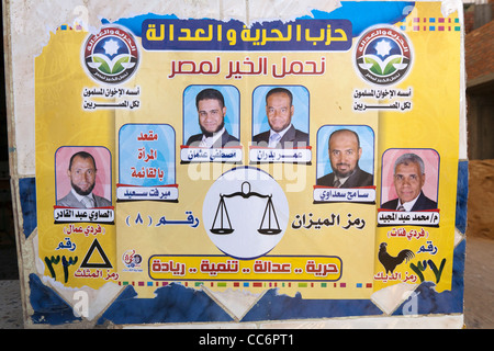 Politische Plakate und Slogans in Ägypten während der Wahlkampagnen gefunden werden. Stockfoto