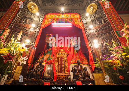 China, Hong Kong, Hollywood Road, Man Mo Tempel, Statuen von Mensch und Mo Stockfoto