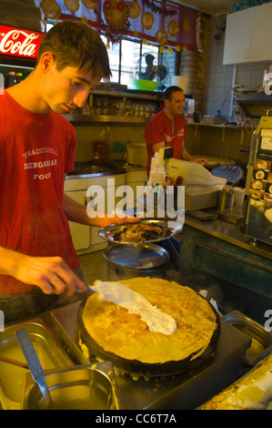 Pancake Maker Nagycsarnok die große Markthalle Budapest Ungarn Mitteleuropa Stockfoto