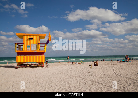 bunt bemalte Rettungsschwimmer stehen am South Beach, Miami, Florida, USA Stockfoto