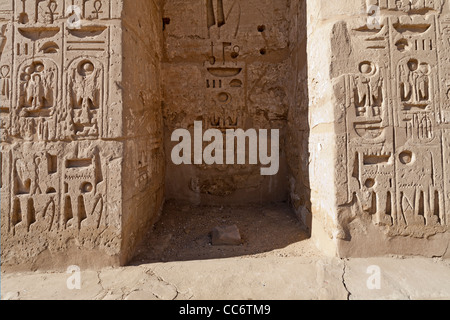Blick auf überschrieben Kartusche auf dem ersten Pylon am Tempel des Pharao Ramses III, Medinet Habu, West Bank, Luxor, Ägypten Stockfoto