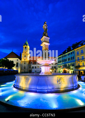 Roland-Brunnen befindet sich in der Altstadt, in der Main Square von Bratislava, Slowakei. Stockfoto