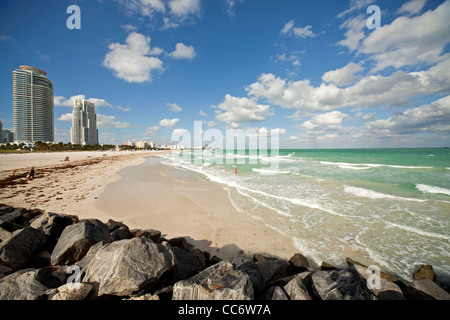 Strand mit der Skyline von South Beach, Miami, Florida, USA Stockfoto