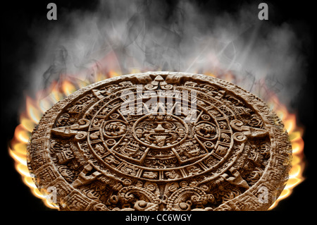 Apokalyptische Mayakalender auf Feuer mit Rauch steigt aus seiner Oberfläche auf einem schwarzen Hintergrund Stockfoto