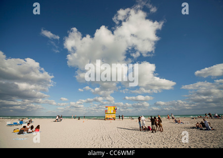 bunt bemalte Rettungsschwimmer stehen am South Beach, Miami, Florida, USA Stockfoto