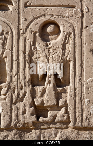 Blick auf überschrieben Kartusche auf dem ersten Pylon am Tempel des Pharao Ramses III, Medinet Habu, West Bank, Luxor, Ägypten Stockfoto