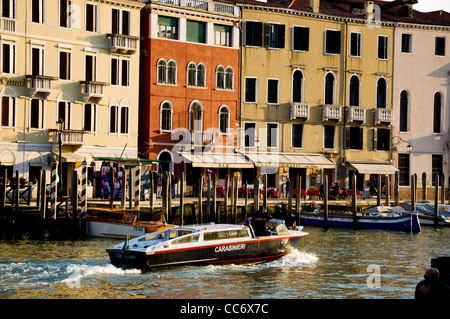 Carabinieri italienische paramilitärische Polizeiboot auf Patrouille am Canale Grande in Venedig Stockfoto