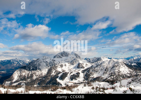 Ein Panorama des Skigebietes Nassfeld in Österreich. Stockfoto