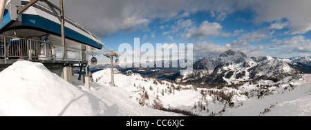 Ein Panorama des Skigebietes Nassfeld in Österreich. Stockfoto