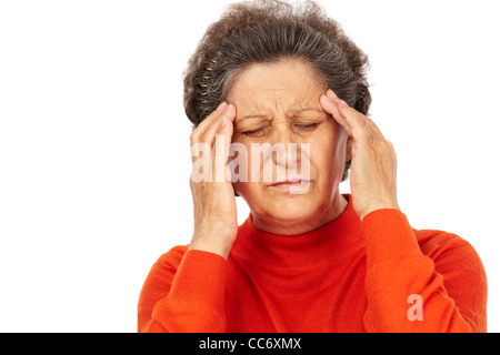 Closeup Portrait einer älteren Frau mit Migräne isoliert auf weißem Hintergrund Stockfoto