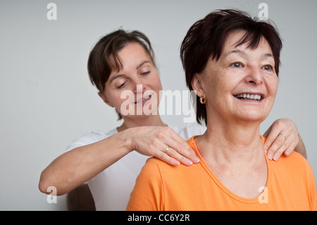 Ältere Frau, an Nackenmassage nach dem Training Stockfoto