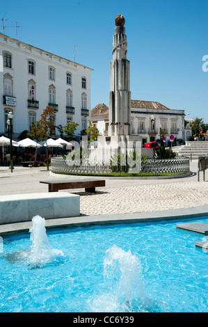 Brunnen an der Praca da Republica, in der Stadt Tavira, Ost-Algarve, Portugal, Europa Stockfoto