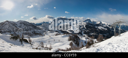 Ein Panorama des Skigebietes Nassfeld in Österreich. Größere Version mit einer Fahne des Kurorts auch zur Verfügung. Kontaktieren Sie für Informationen Stockfoto