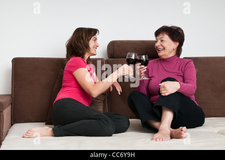 Glückliche Zeit - Mutter mit Tochter Wein trinken zu Hause Stockfoto