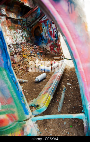 Lackspray Dosen innerhalb eines Cadillacs auf The Cadillac Ranch in Amarillo, Texas verworfen. Stockfoto